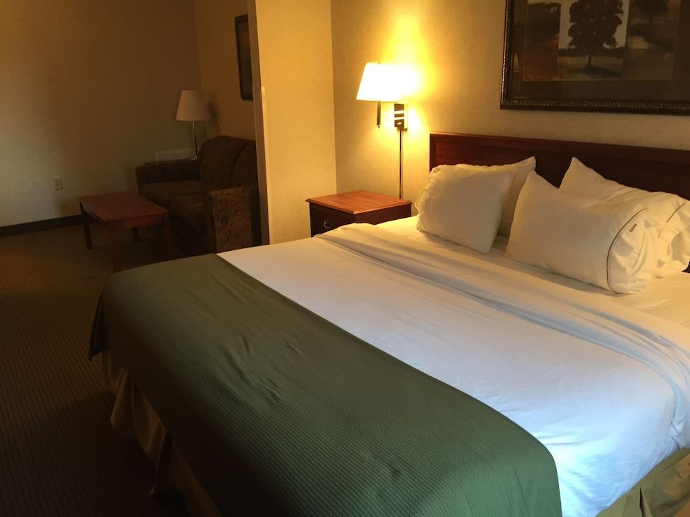 Comfort Inn & Suites Emporia Bagian luar foto