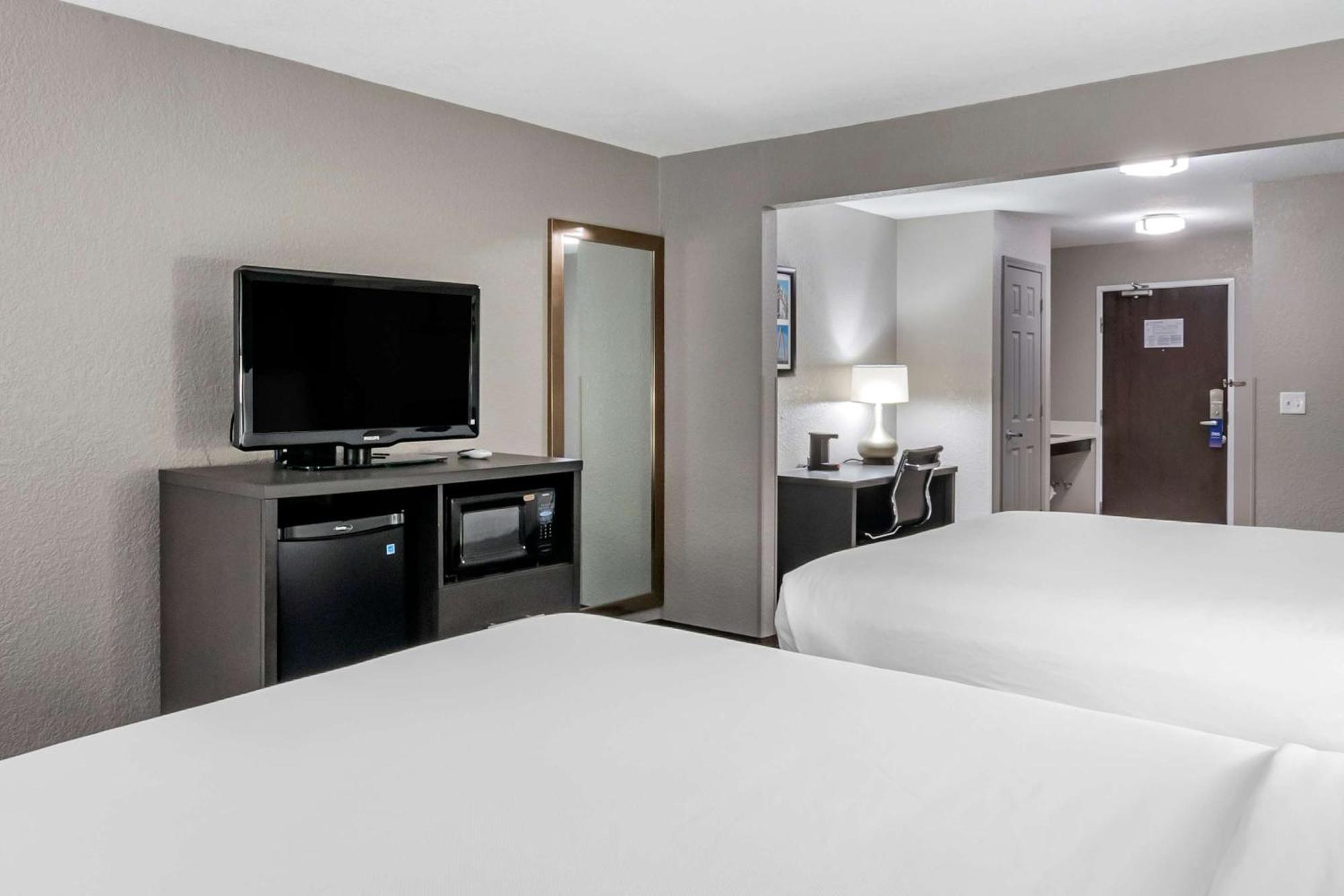 Comfort Inn & Suites Emporia Bagian luar foto