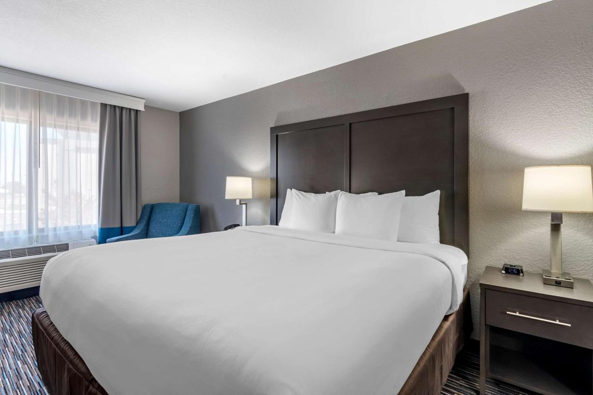 Comfort Inn & Suites Emporia Bagian luar foto