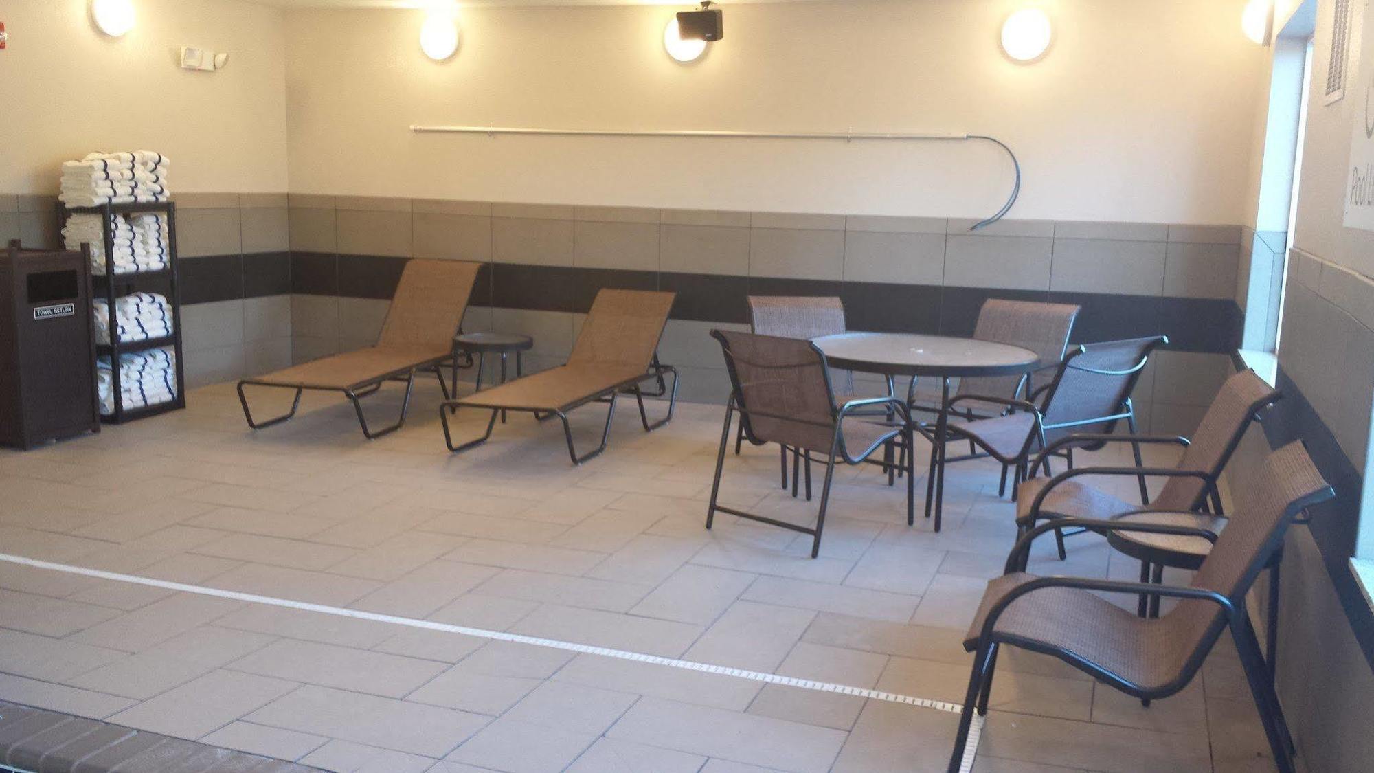 Comfort Inn & Suites Emporia Bagian luar foto